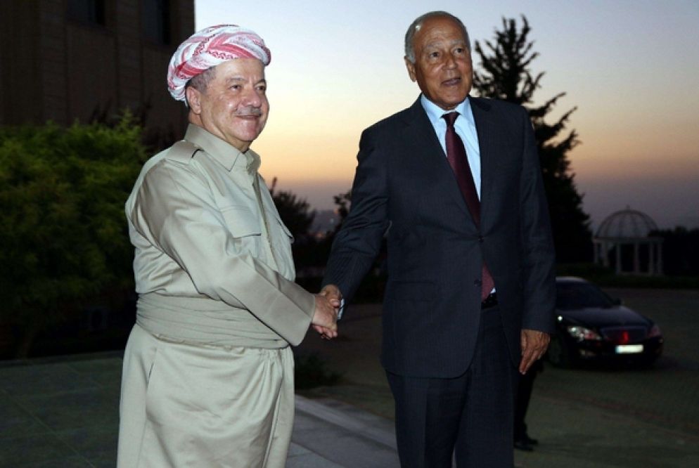 Il "presidente" della regione curda irachena, Masoud Barzani (a sinistra), con il segretario della Lega Araba Abulo Ghreit (Epa)