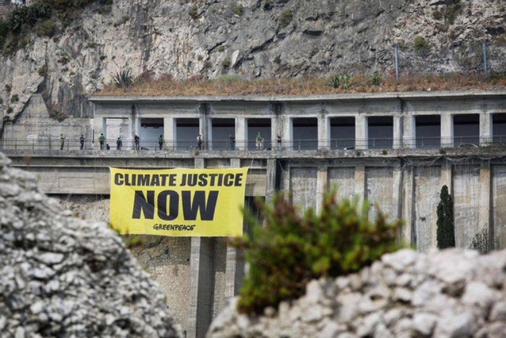 Attivisti di Greenpeace hanno esposto questo striscione per sollecitare i grandi sui temi ambientali