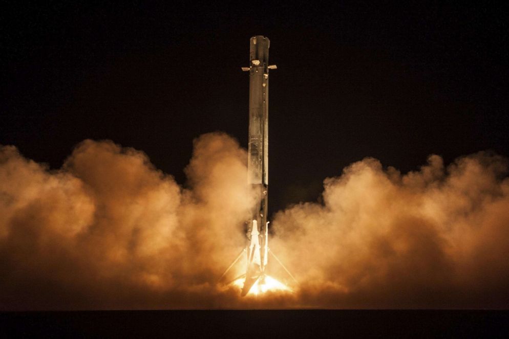Il razzo Falcon9 di SpaceX riatterra dopo avere fallito la missione di mandare in orbita un satellite militare per la missione Zuma (Foto Ansa-Ap)
