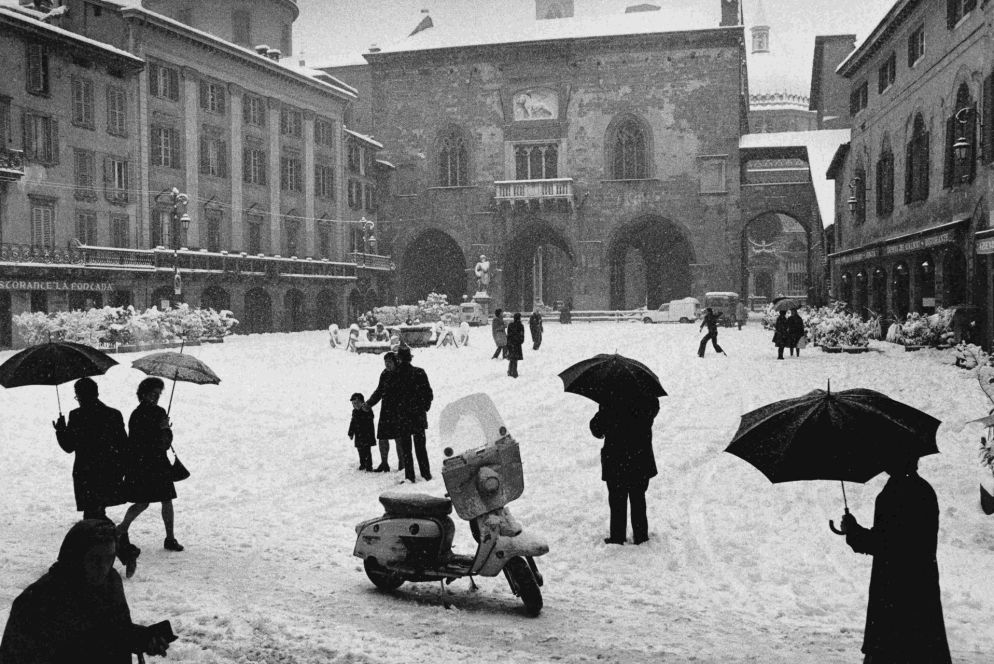 Piazza Vecchia, Bergamo 1974 (© Pepi Merisio)