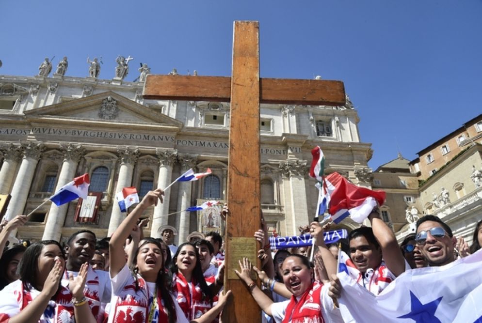 La Messa della Domenica delle Palme 2017 con il passaggio della Croce della Gmg dai giovani di Cracovia a quelli di Panama (Siciliani)