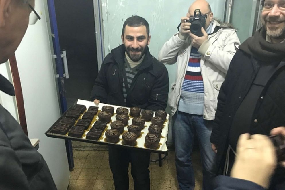 Una pasticceria di Aleppo che ricevuto l'aiuto dei francescani (a destra padre Ibrahim)