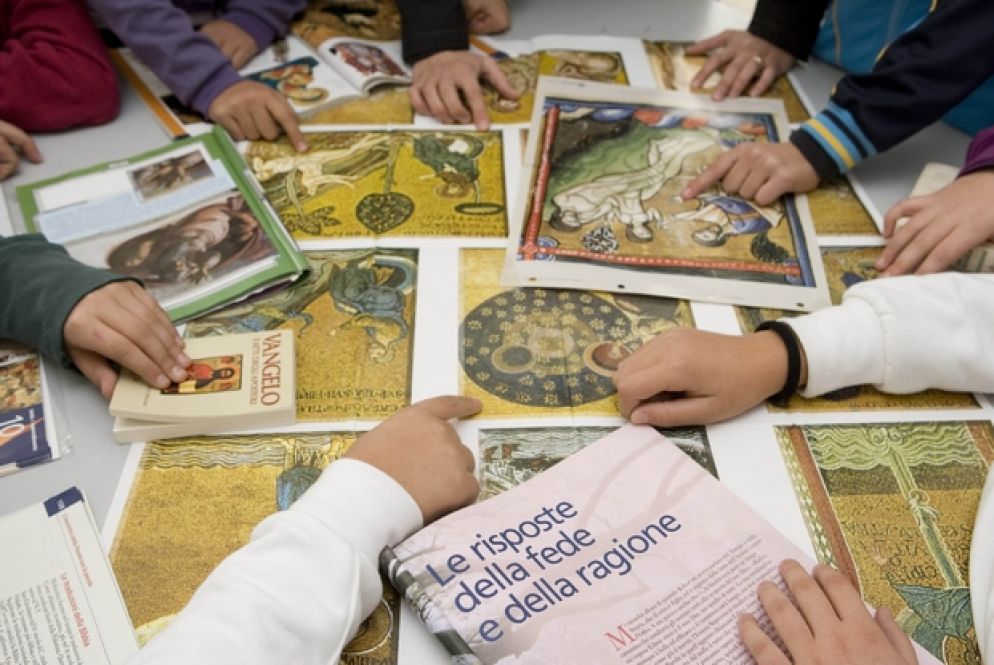 Studenti impegnati in un lavoro per l'Irc (Siciliani)