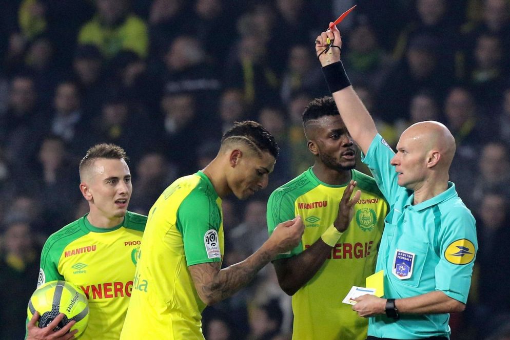 L'arbitro Tony Chapron espelle il difensore del Nantes Diego Carlos (Ansa)