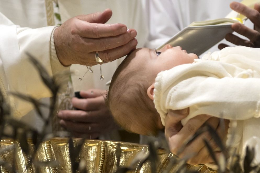 Il Battesimo di un bambino (L'Osservatore Romano)