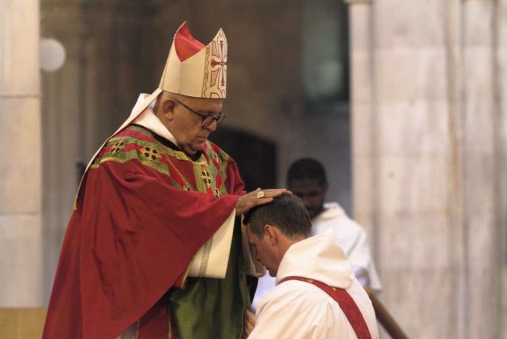 Dublino. L'arcivescovo Joseph Augustine Di Noia mentre consacra prete fra Philppe Mulryne (foto sito www.dominicans.ie)