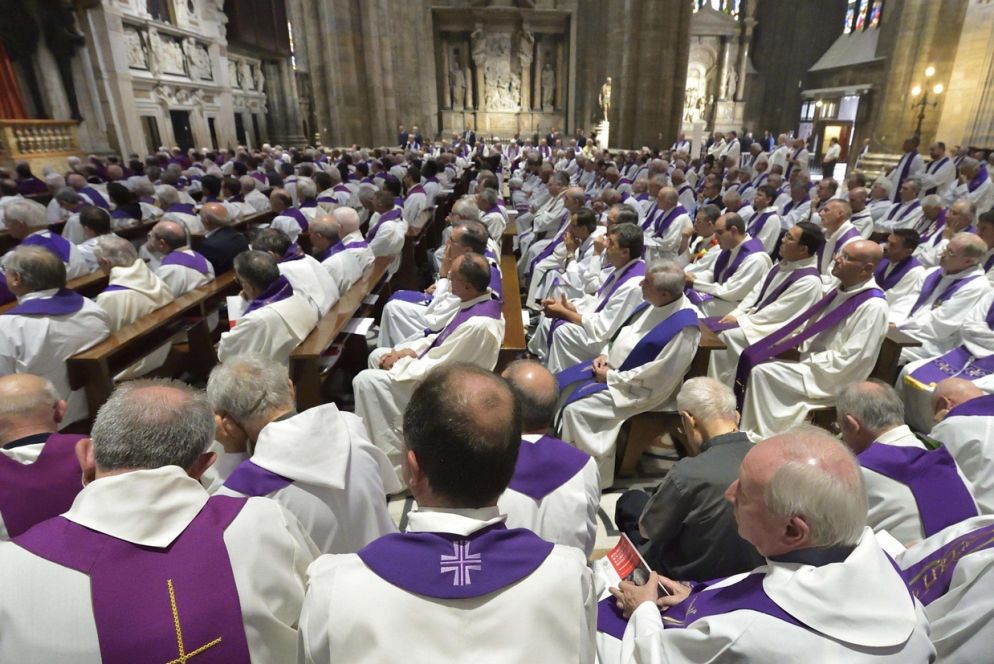 Un migliaio i sacerdoti che hanno partecipato ai funerali del cardinale Tettamanzi (Fotogramma)