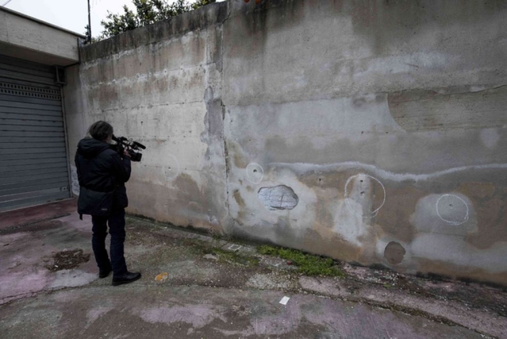 L'ingresso del garage di casa Capasso, dove il carabiniere aspettava sua moglie l'altra mattina. È qui che le ha sparato tre colpi, prima di salire in casa a uccidere le bambine. La donna è miracolosamente sopravvissuta e ora è ricoverata in ospedale a Roma, sedata