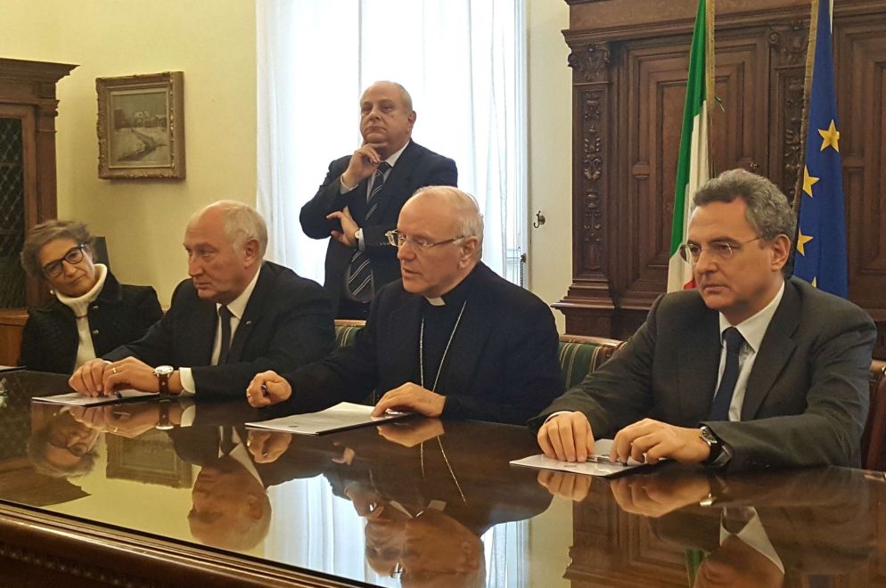 La presentazione del Procollo: al centro, monsignor Galantino (foto Pino Ciociola)