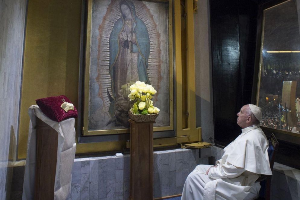 Papa Francesco lo scorso 14 febbraio in preghiera di fronte alla Vergine di Guadalupe: «La guarderò negli occhi e la supplicherò che non smetta di guardarci con misericordia, perché è la nostra Madre nel cielo». (foto Osservatore Romano)