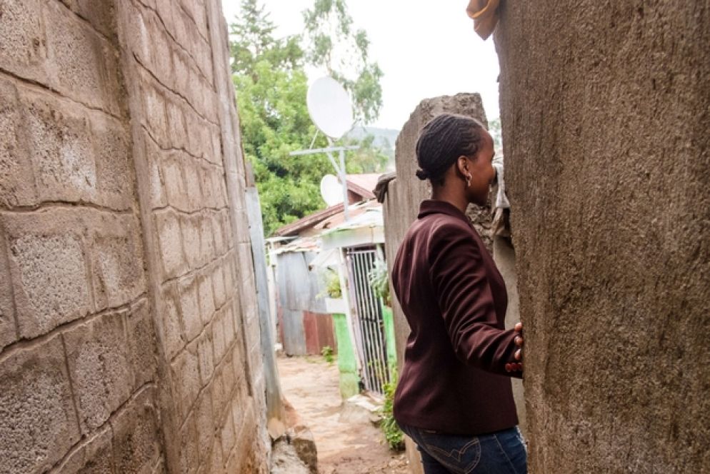 Una giovane ragazza africana all’ingresso di una casa del quartiere in cui operano i volontari italiani impegnati nell’operazione dei corridoi umanitari