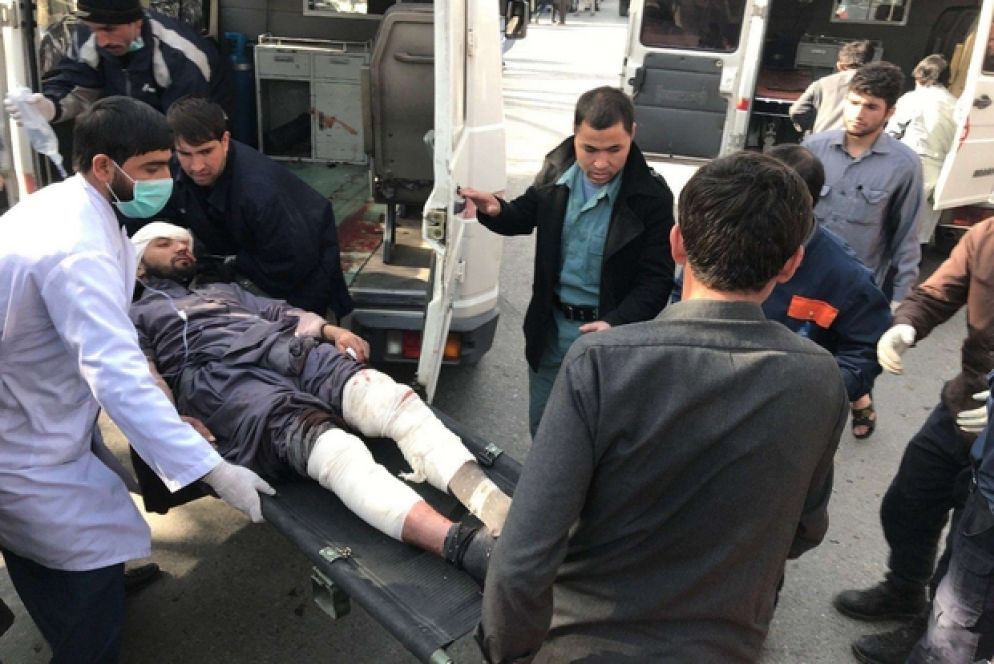 I soccorsi ai feriti dell'attentato (Ansa)