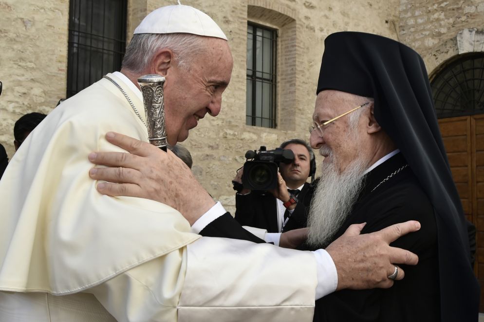 L'abbraccio con il patriarca ecumenico di Costantinopoli Bartolomeo I