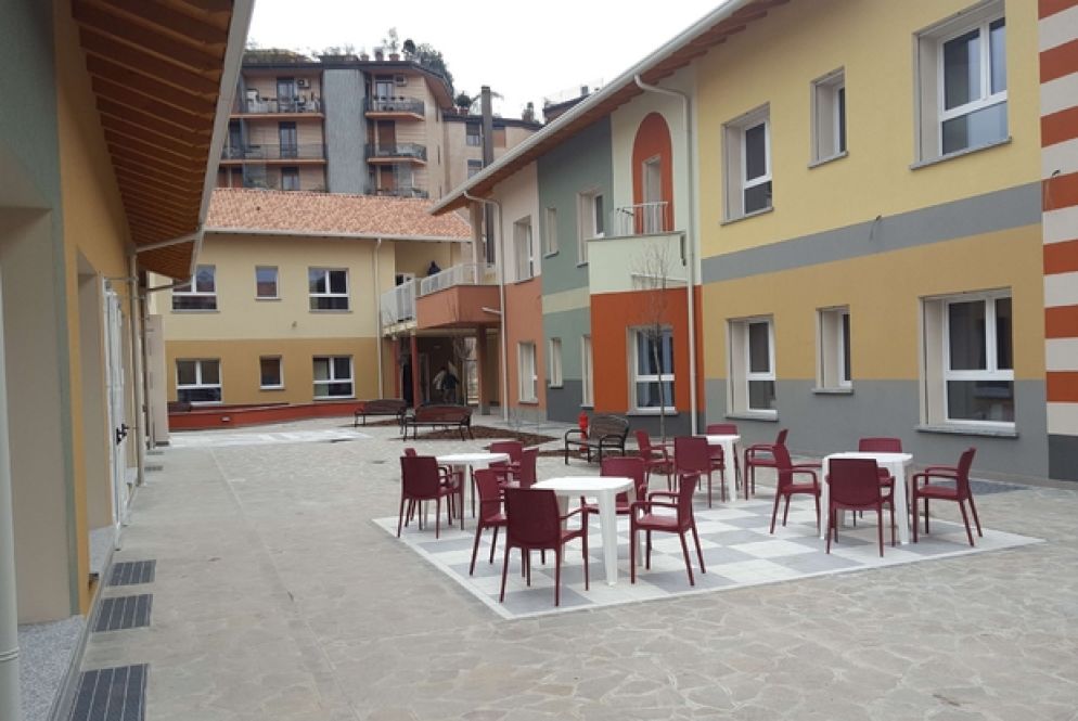 Ci sono minimarket, palestra, parrucchiere, chiesa, bar... Si tenta di ridare vita sociale e abbassare il livello di stress dei pazienti