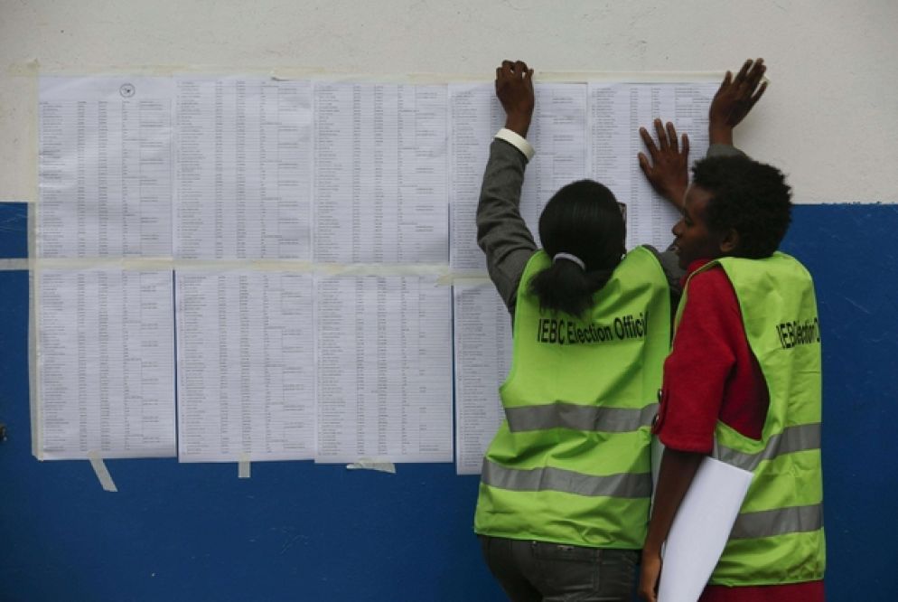 Si allestiscono i seggi a Nairobi per il voto presidenziale del 26 ottobre (Ansa)