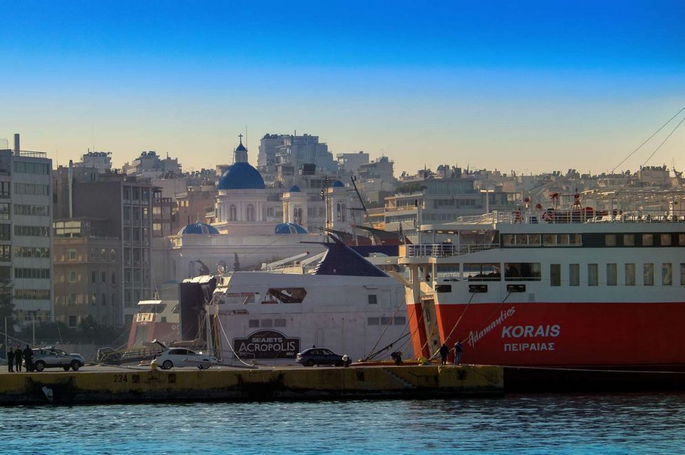 Navi attraccate al porto del Pireo, passato sotto il controllo cinese