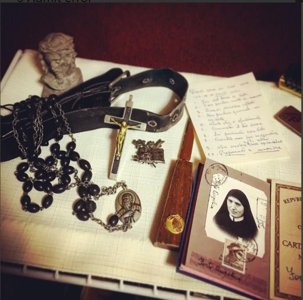 La scrivania di suor M.Caritas con il Rosario e le dieci regole