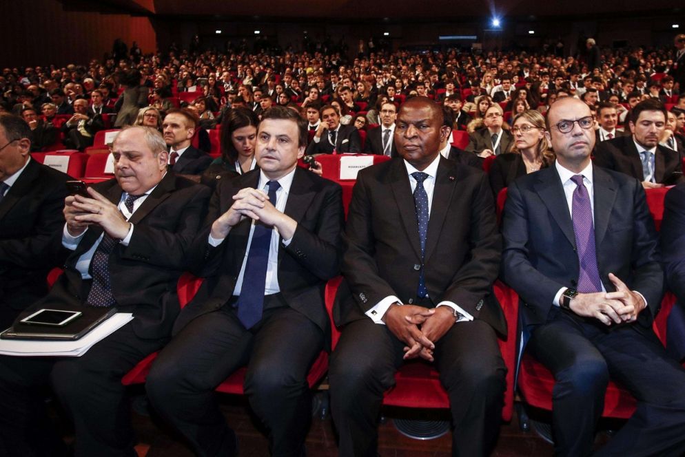 Il sottosegretario Mario Giro (sx), il ministro dello Sviluppo Economico Carlo Calenda, il presidente della Repubblica Centrafricana Faustin-Archange Touadéra e il ministro degli Esteri Angelino Alfano