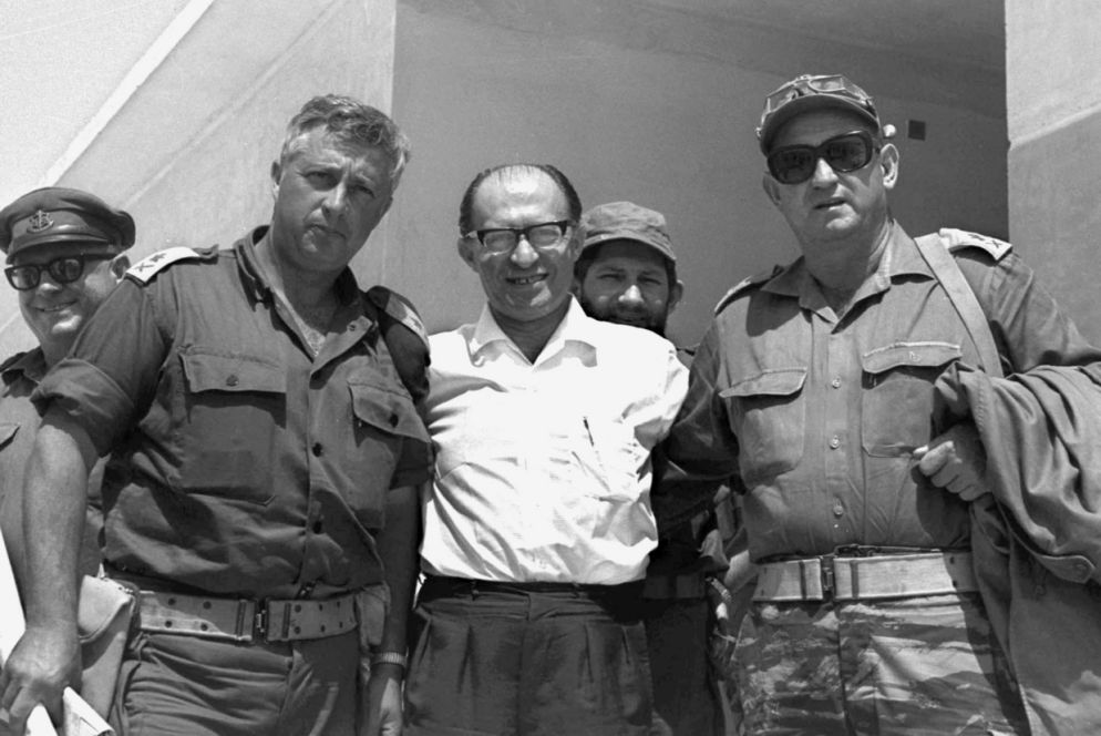 Il generale Ariel Sharon (a sinistra) con Menahem Begin (al centro) e il generale Avraham Yoffe nel deserto del Sinai il 14 giugno 1967 (Ansa)