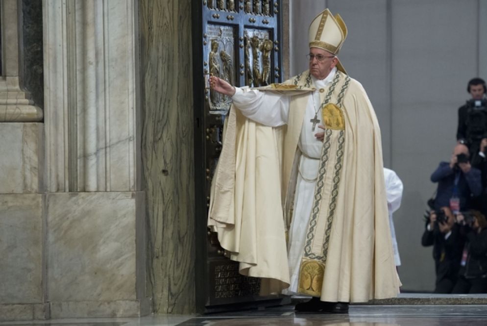 2015. L'8 dicembre papa Francesco apre ufficialmente in San Pietro l'Anno Santo straordinario della misericordia. Con un gesto a sorpresa, però, aveva aperto qualche giorno prima la Porta Santa nella Cattedrale di Bangui nella Repubblica Centrafricana, dove si trovava in viaggio apostolico. (Foto Osservatore romano)