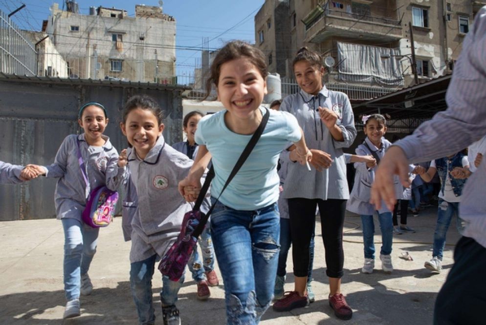 Andy Hall - Ritornare a scuola, ritornare al futuro. È questo che si legge negli occhi dei bambini siriani rifugiati in Libano e Giordania ritratti dai tre fotografi internazionali Andy Hall, Diego Ibarra Sánchez e Arie Kievit in mostra a Milano