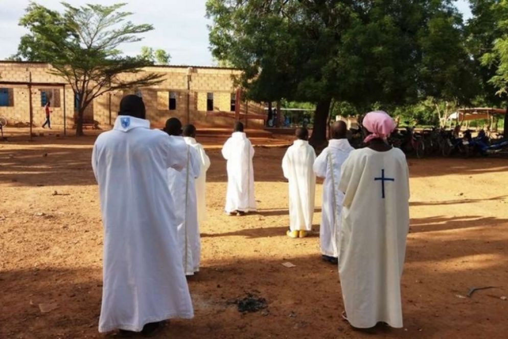 Il Burkina Faso è uno dei paesi più poveri del mondo: la posizione geografica, a sud del deserto del Sahara, e il clima non facilitano le attività agricole e l’allevamento. L'irrigazione interessa meno dell'1% della superficie coltivata, sulla quale si pratica in genere un'agricoltura estensiva con bassi rendimenti. Eppure il settore agricolo impiega il 92% della popolazione attiva, ma il 51% delle famiglie contadine non riesce a coprire i propri fabbisogni.