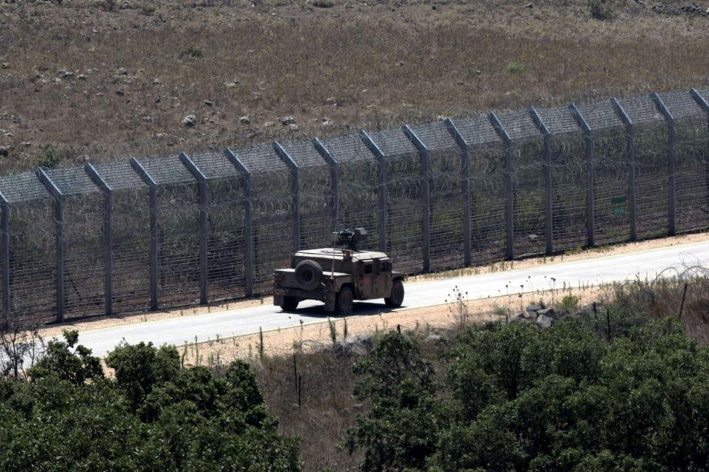 Un mezzo israeliano pattuglia le difese poste sulle alture del Golan (Ansa)
