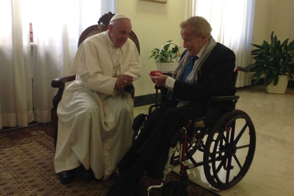 15 marzo 2016 - Franco Zeffirelli viene ricevuto in udienza in Vaticano da Papa Francesco. «In questo Papa ho ritrovato quell’essenza dello spirito francescano in grado di riaccendere tutte le nostre speranze» ha detto. Nella notte di Natale del 1974 il regista curò le riprese tv dell’apertura della Porta Santa con Papa Paolo VI con il quale Zeffirelli era in contatto dai tempi in cui Montini era arcivescovo di Milano