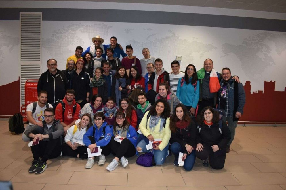 Il gruppo dei 35 pellegrini dell'Emilia-Romagna (5 dalla diocesi di Parma). I ragazzi sono ospitati tra varie famiglie di Chitrè, 270 km a sud-ovest della capitale, nella parrocchia di Santa Librada, guidata da padre Edwin Nieto. Mercoledì 16 sono stati accolti dalla diocesi e dal vescovo, monsignor Raffael Baldibieso e hanno partecipato alla Messa, al buio, a causa di un blackout che però "ha creato il clima più adatto per la preghiera e la riflessione". Poi alcuni dei 130 volontari hanno accolto con balli e canti i 324 pellegrini di 10 nazionalità diverse (Italia, Francia, Germania, Canada, USA, Argentina, Ecuador, Colombia, Cile, Corea del Sud).