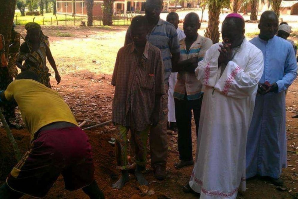 Un momento della sepoltura delle vittime, con il vescovo Cyr-Nestor Yapaupa. Lui e tre sacerdoti hanno deciso di rimanere accanto alla popolazione