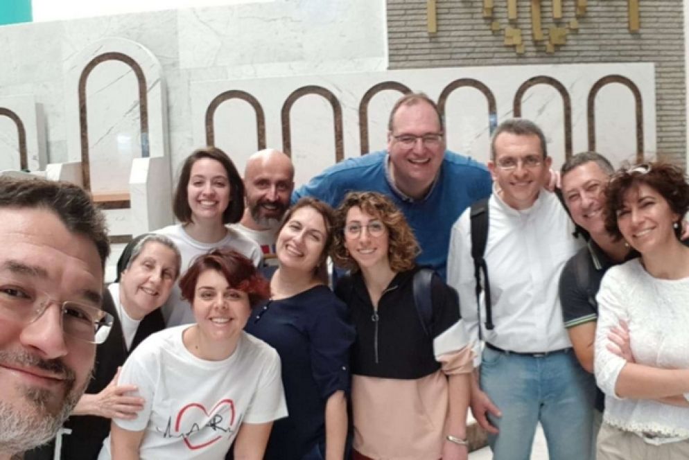 La delegazione della Cei nella parrocchia di Nostra Signora di Guadalupe a Panama. Casa Italia accoglierà i giovani italiani e chiunque passerà di lì. Fanno compagnia il caldo e il sottofondo dei pappagalli. (don Tony Drazza)