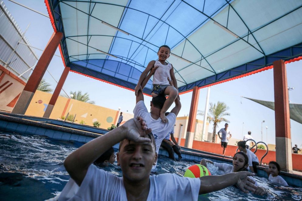 I bombardamenti e le macerie sono un ricordo lontano. Oggi conta solo la voglia di sorridere insieme (Ansa)