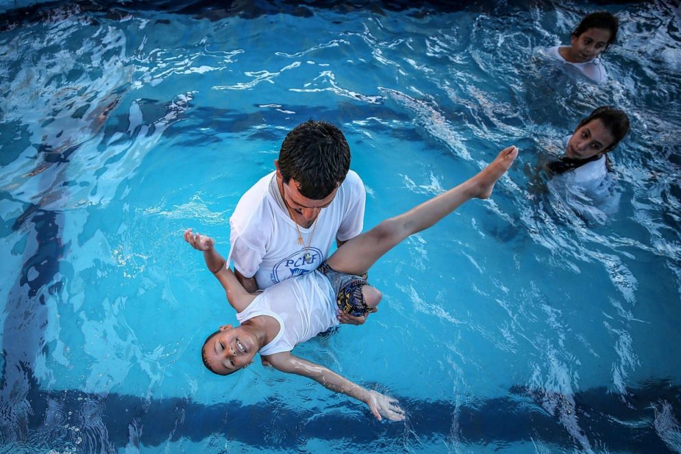 Galleggiare è piacevole e divertente, grazie anche all'aiuto di un istruttore (Ansa)