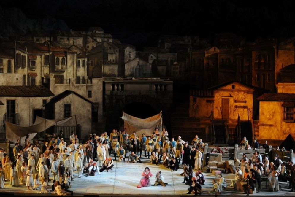 1995 - Debutta all’arena di Verona con la Carmen di Bizet. Per l’anfiteatro firma poi gli allestimenti de Il trovatore nel 2001, Aida nel 2002, Madama Butterrfly nel 2004, Turandot nel 2010 e Don Giovanni nel 2012. Il 21 giugno debutta un nuovo allestimento de La traviata che inaugura la stagione  areniana, ultima regia firmata dal maestro