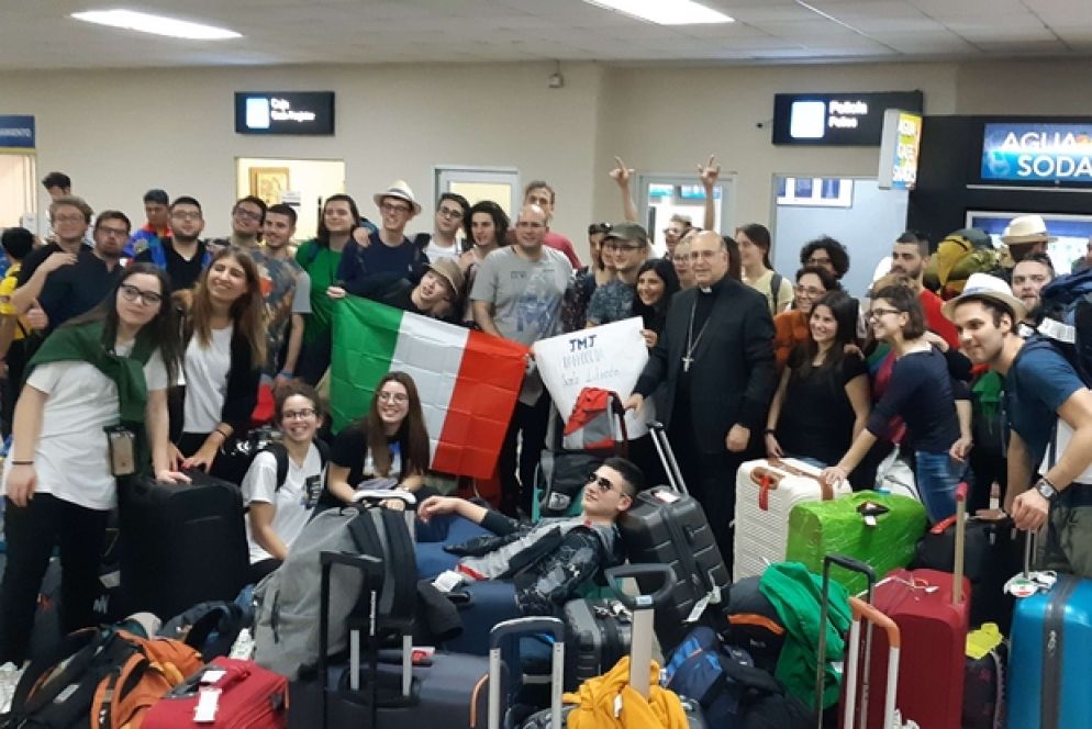 Il gruppo delle Marche, assieme all'arcivescovo di Ancona-Osimo, Angelo Spina, all'aeroporto di Panama. è l'inizio dell'ultimo tratto del viaggio verso Chitré dove per quattro giorni i giovani italiani vivranno il loro "gemellaggio" prima della Gmg a Panama