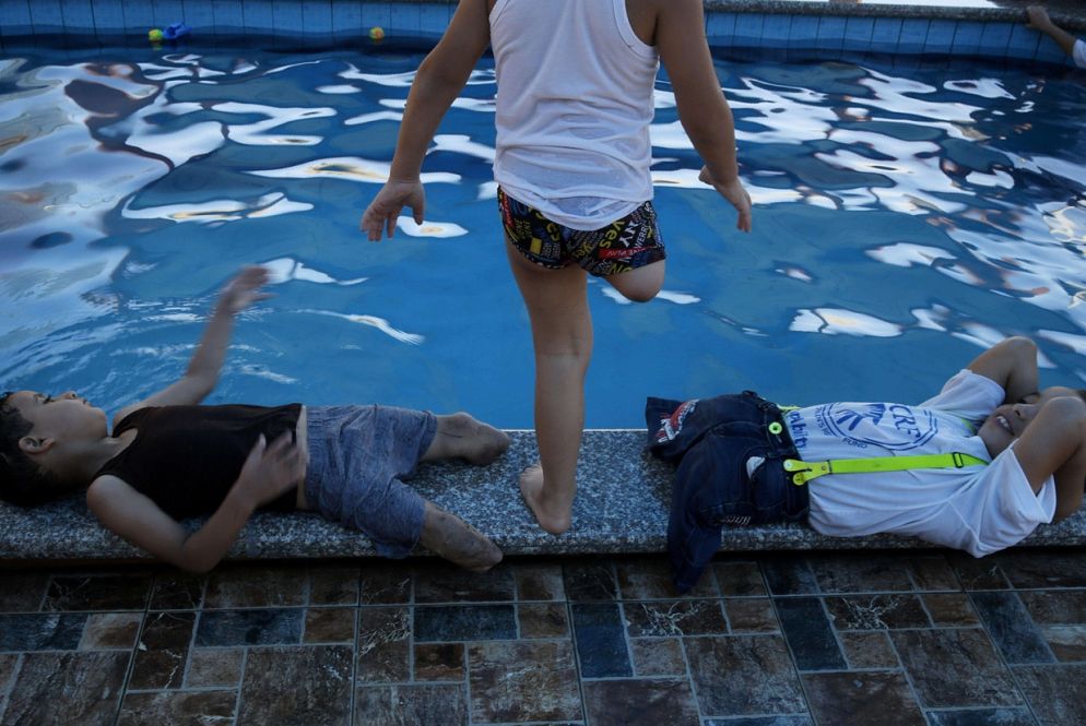 Tuffi in piscina al campo estivo di Khan Younis, nella Striscia di Gaza meridionale. Il campo è gestito dal Palestinian Children's Relief Fund (Ansa)