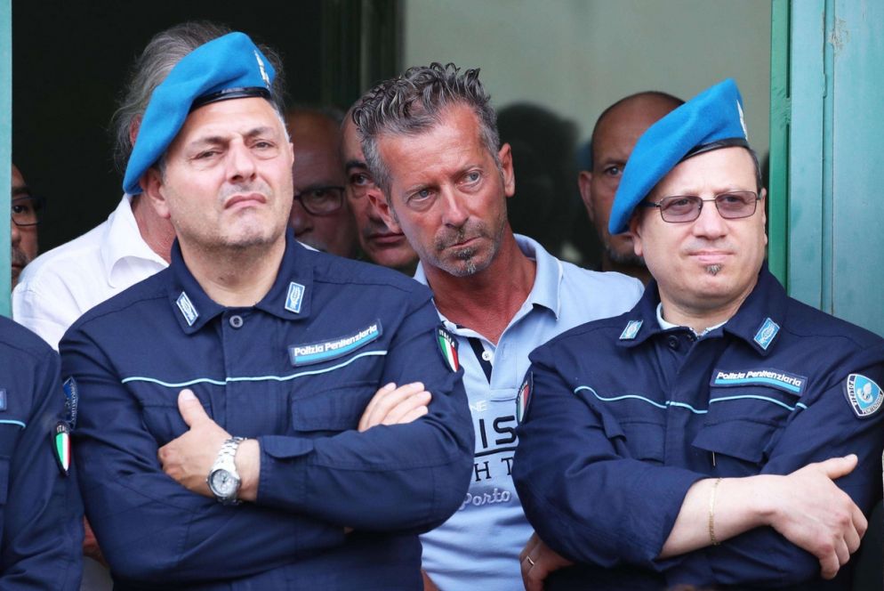 Anche Massimo Giuseppe Bosetti attende il suo turno (Ansa)