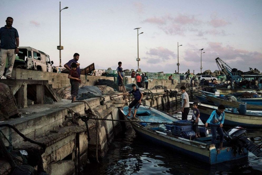 Gaza. "Mio padre mi ha raccontato che prima di Oslo, le persone avevano un lavoro dignitoso, c'era una fornitura di elettricità costante, non c'erano restrizioni di movimento, avevamo un aeroporto da dove si poteva volare ovunque. Poi le cose sono peggiorate dopo la mia nascita - dopo Oslo”, racconta Rajab, ventitreenne che ha sempre vissuto a Gaza