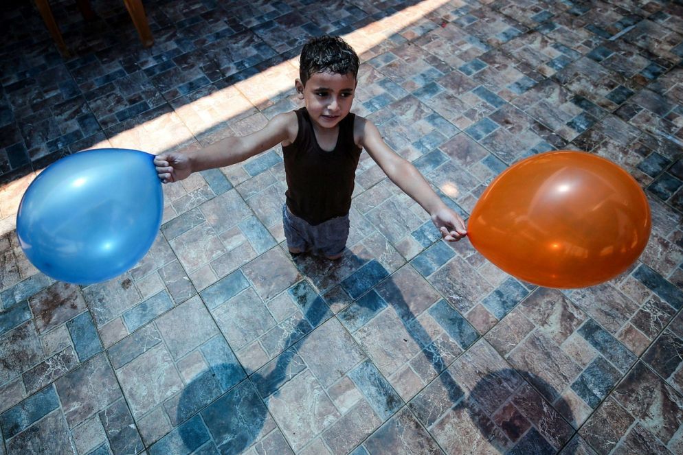 Questo è Mohammed Iariban, 5 anni. Ha perso le gambe in seguito ai bombardamenti israeliani su Gaza (Ansa)