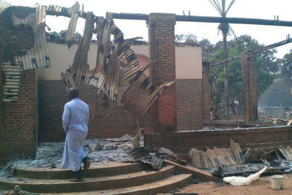 Del dormitorio attiguo alla cattedrale restano solo le mura, dopo l'incendio appiccato dagli assalitori