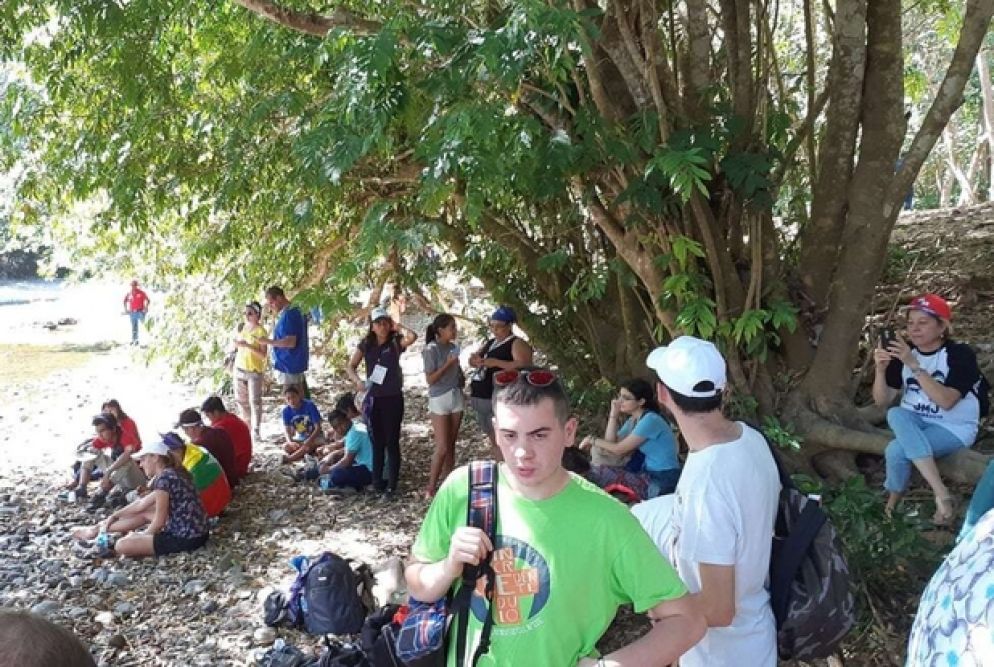 Un momento di relax per i giovani dei gruppi della Lombardia e della Puglia (ospiti a Macaracas prima della Gmg a Panama) nel Rio La Villa, che separa le province di Herrera e Los Santos.
