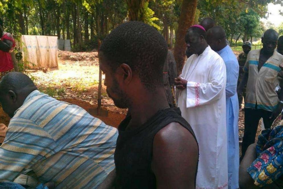 La sepoltura delle vittime