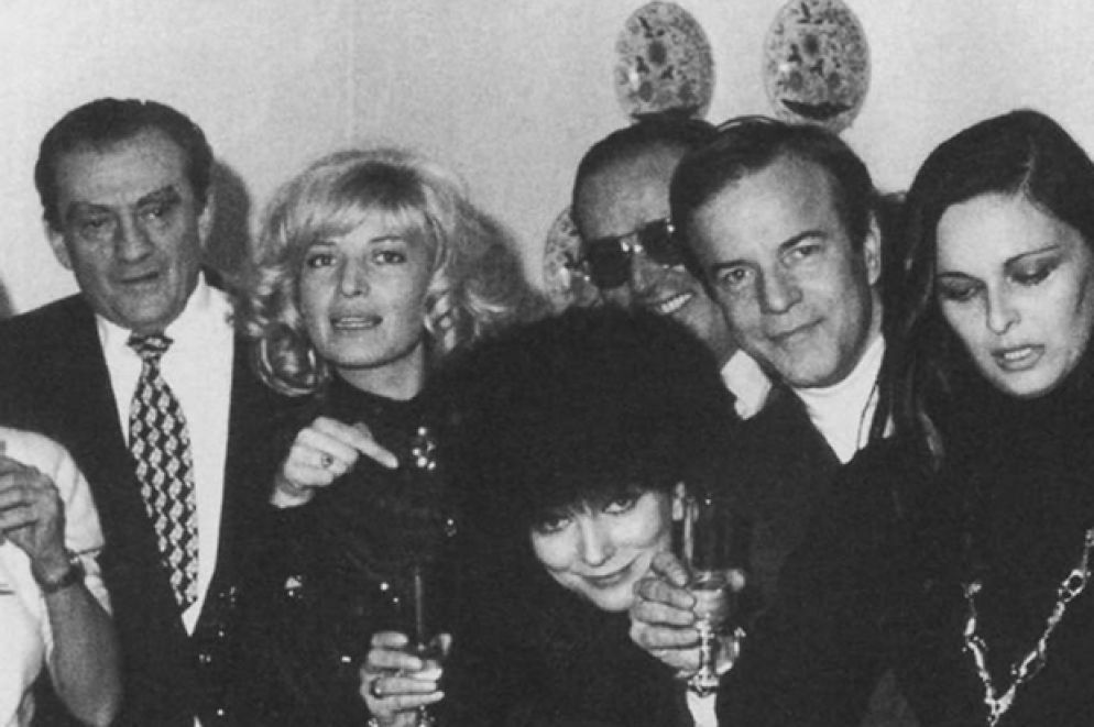 Estate 1949 - Disegna scene e costumi per il Troilo e Cressida di Shakespeare che Luchino Visconti mette in scena nel Giardino di Boboli a Firenze. Zeffirelli sarà a lungo assistente del regista milanese sia in teatro, tra prosa e lirica, che al cinema