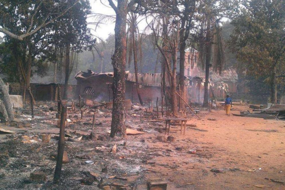 Gli edifici incendiati, con la cattedrale sullo sfondo