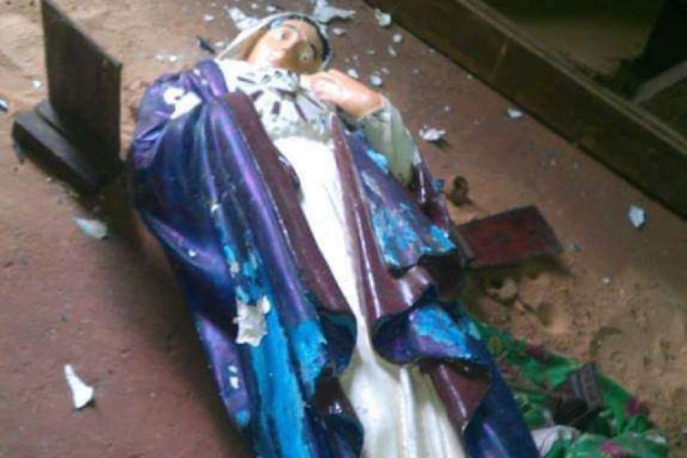 La statua della Madonna scaraventata a terra nella cattedrale. Tutte le foto ci sono state inviate da testimoni sul posto