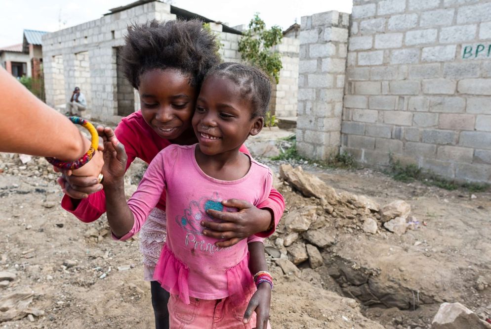 Queste due piccole hanno il diritto a un futuro dignitoso