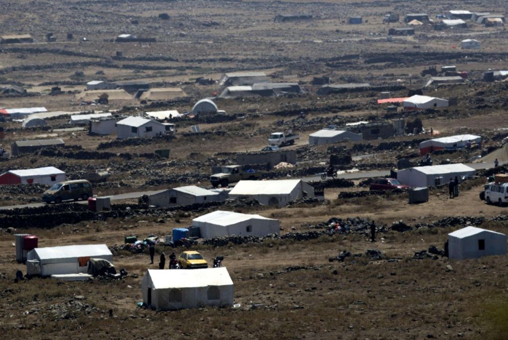 Un campo di rifugiati vicino al villaggio di al-Rafeed sul Golan siriano. I combattimenti sono molto vicini (Ansa)