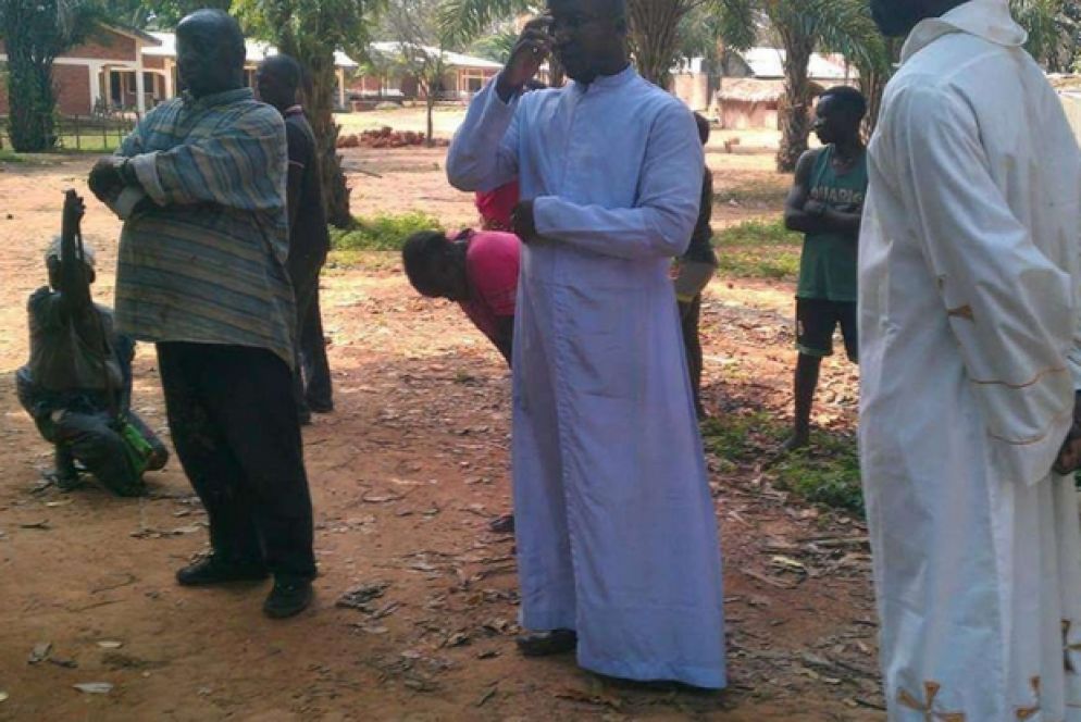 Un momento delle esequie, celebrate dal vescovo Cyr-Nestor Yapaupa