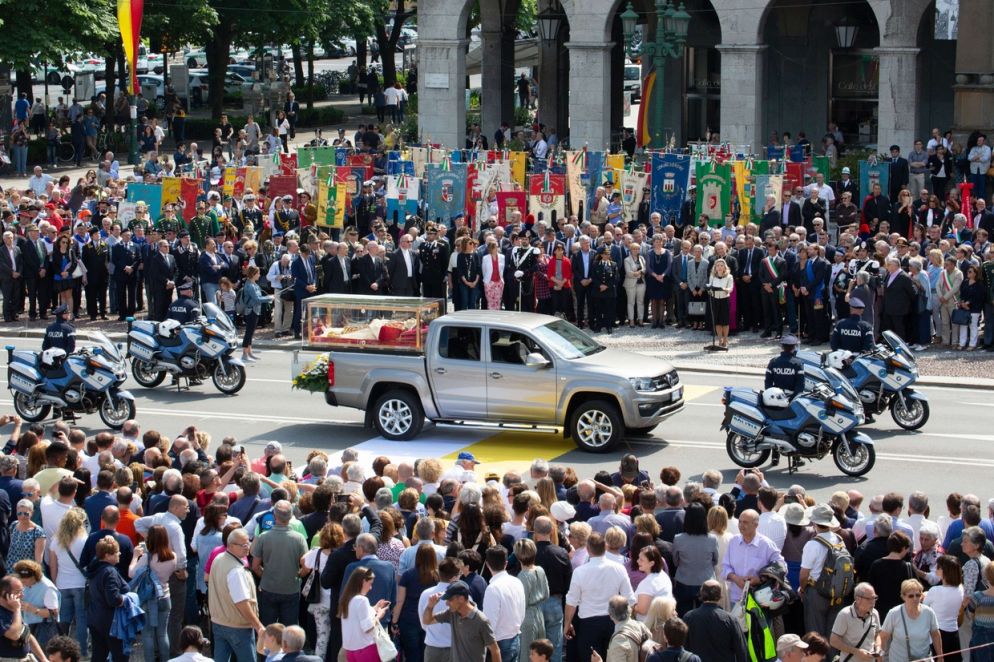 L'urna arriva a Bergamo in piazza Vittorio Veneto (Frau)