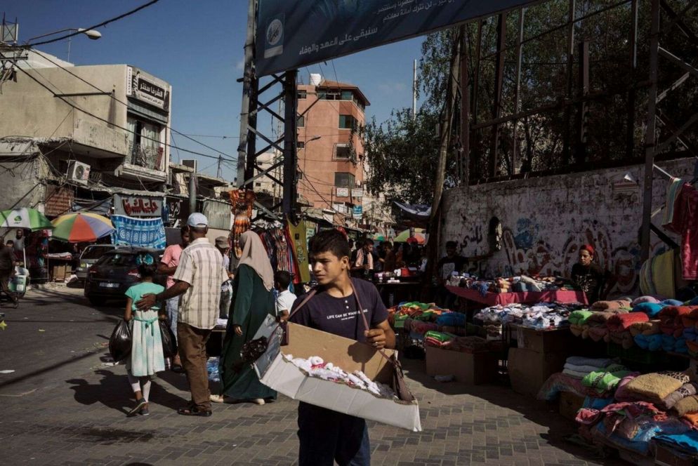 Gaza. Circa un terzo dei giovani desidera lasciare la propria terra e il 73% non nutra alcuna speranza di miglioramento